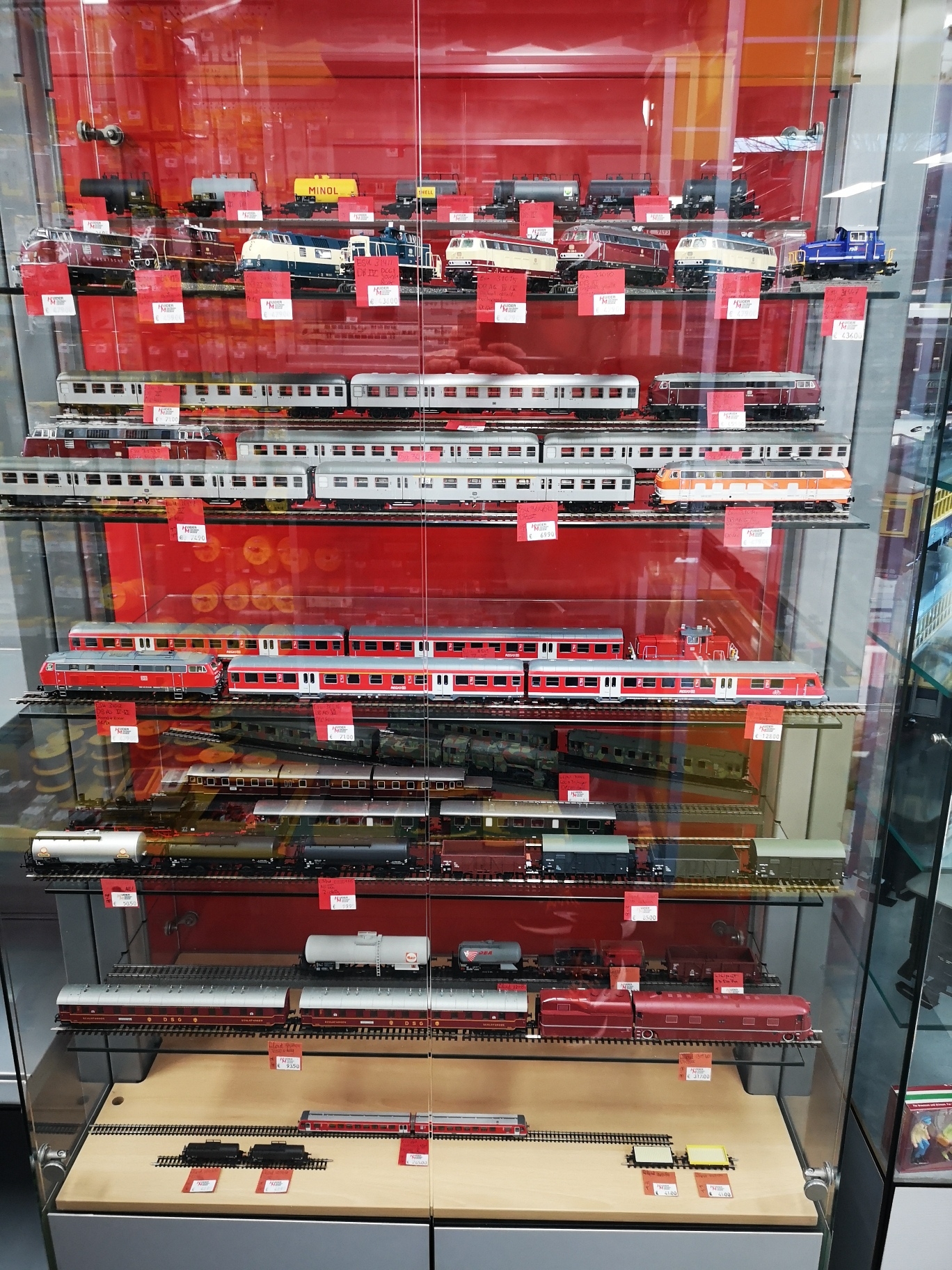 Vitrine Esu en Liliput treinen